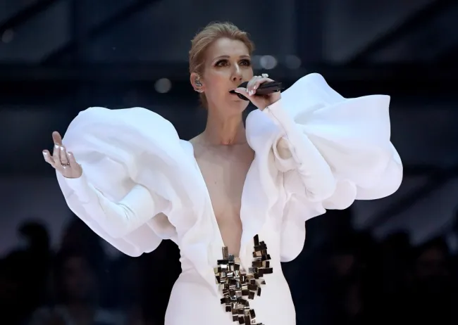 Celine Dion actuando en el escenario.