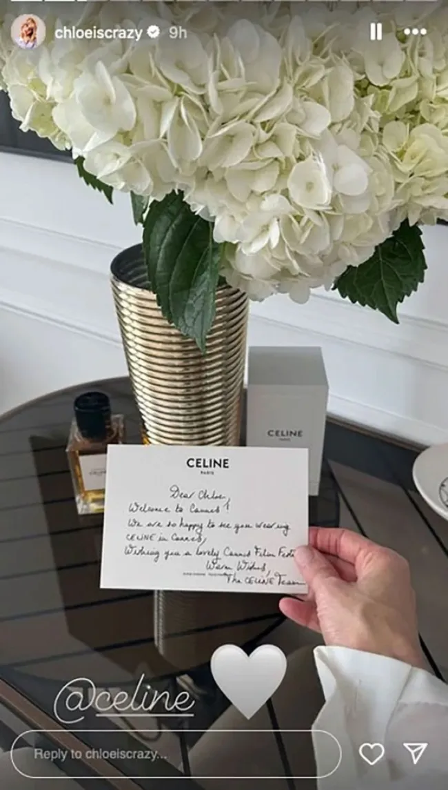 Tarjeta de Chloe Fineman de Celine.