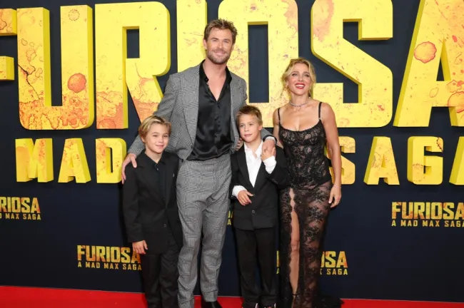 Chris Hemsworth, Elsa Pataky y sus hijos gemelos en el estreno de una película.