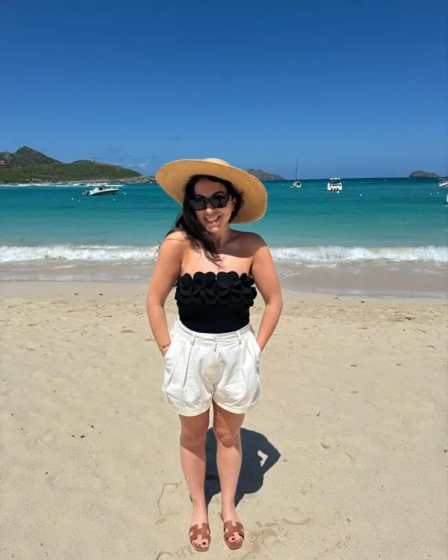 Claudia Oshry en la playa.