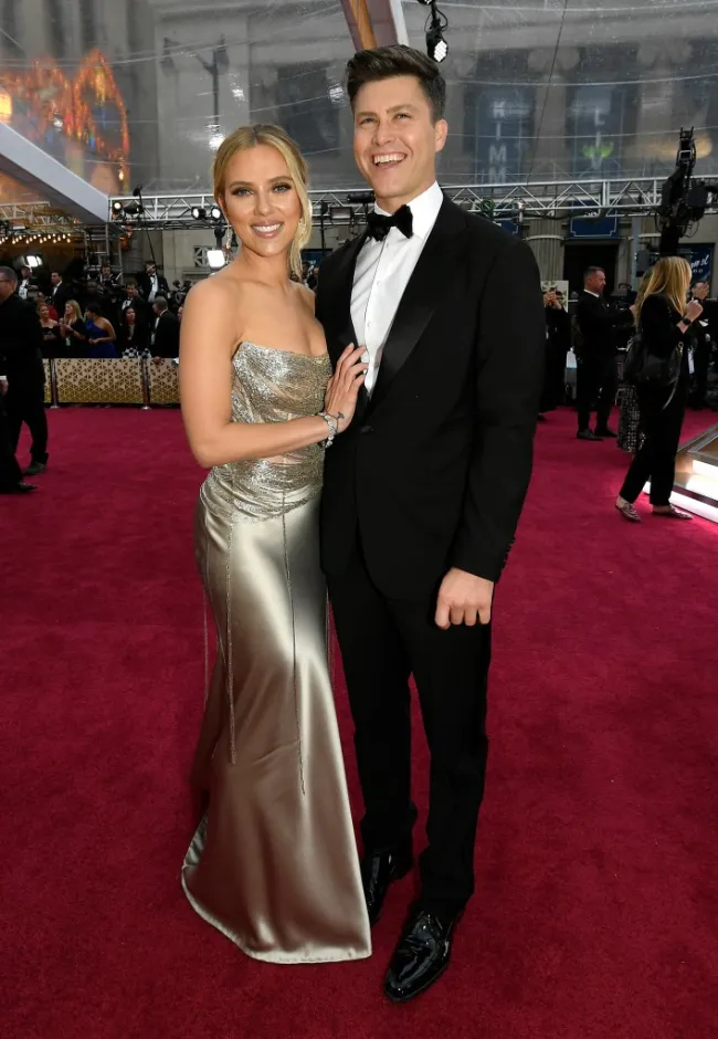 Colin Jost y Scarlett Johannson en la alfombra roja