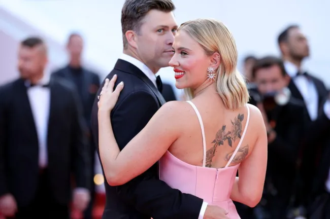 Colin Jost y Scarlett Johannson en la alfombra roja