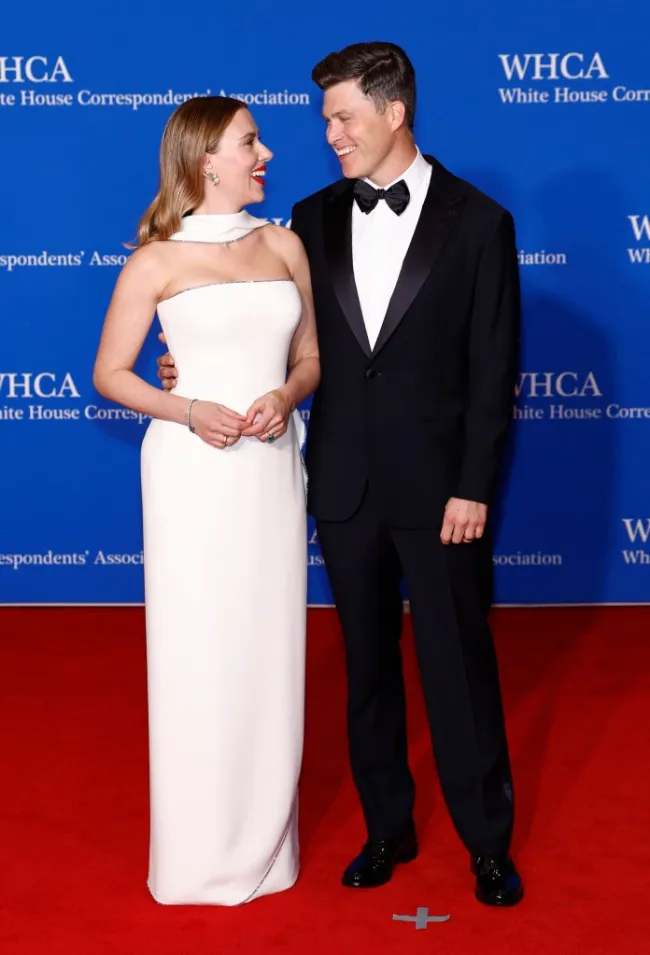 Colin Jost y Scarlett Johannson en la alfombra roja