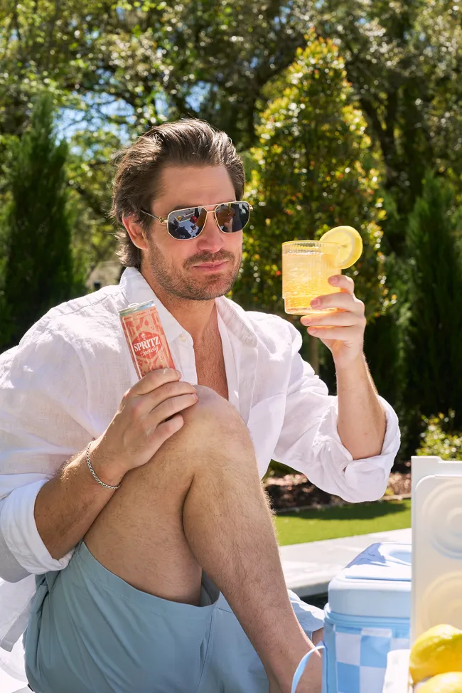 Craig Conover sentado con Spritz