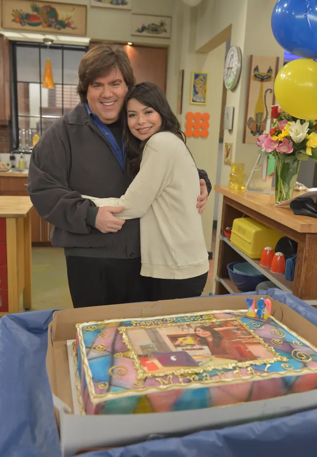 Dan Schneider abrazando a Miranda Cosgrove.