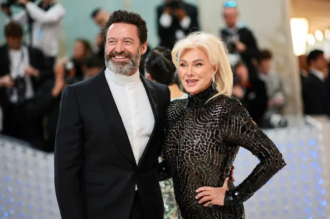 Hugh Jackman y Deborra-Lee Furness asisten a la Met Gala 2023.