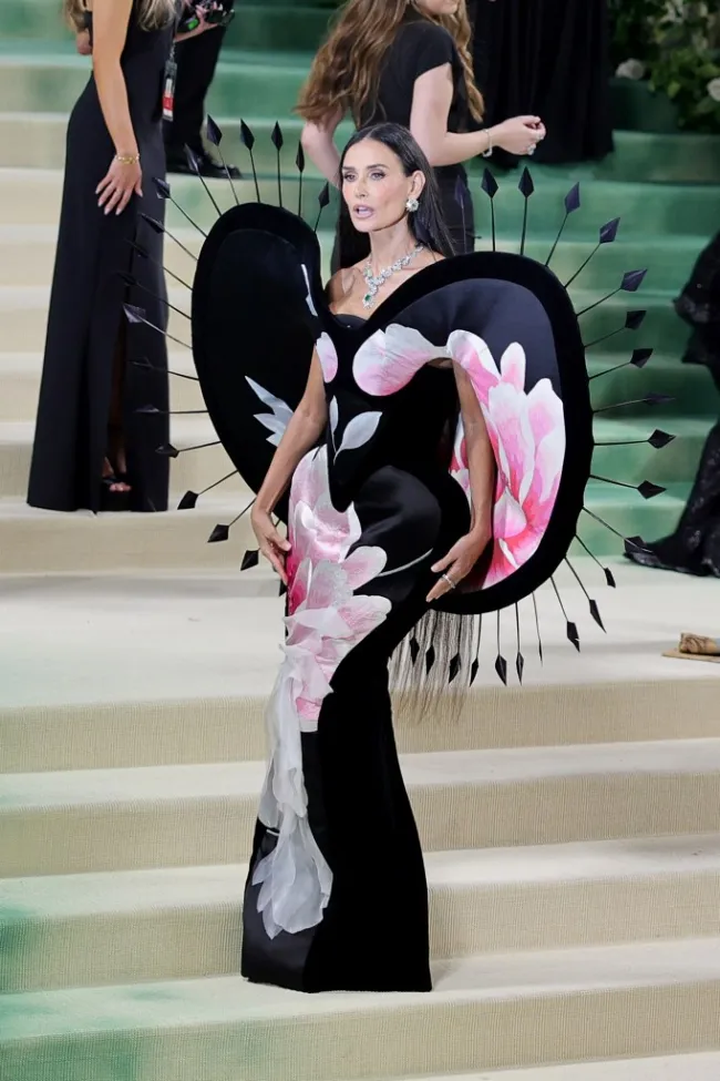 Demi Moore en la alfombra roja de la Met Gala