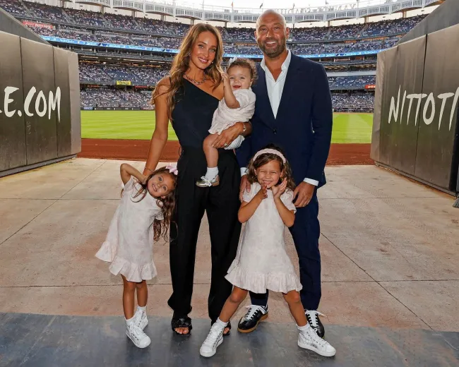 Derek y Hannah Jeter con tres de sus hijos en un campo de béisbol