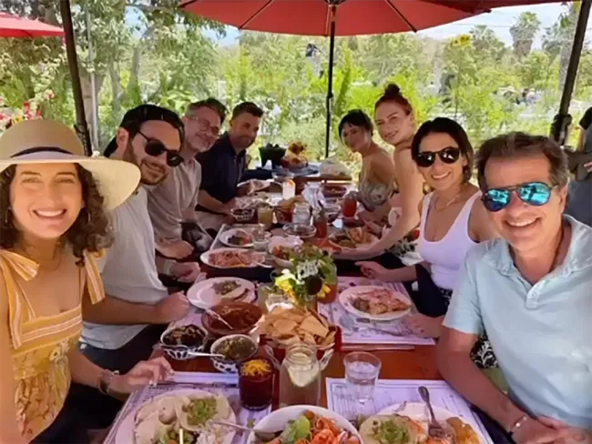 Alyssa Milano y sus amigos comiendo en Nobu Los Cabos Residences.