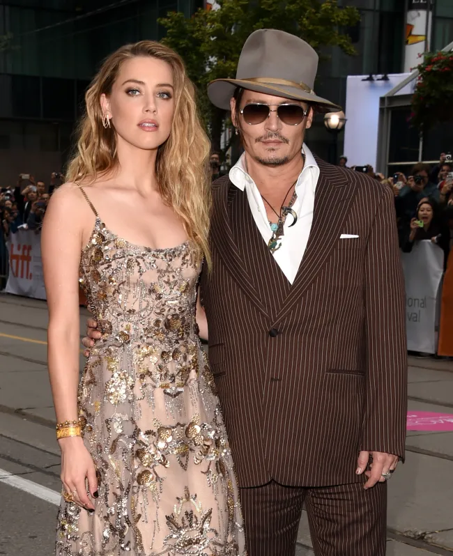 Ámbar oído y Johnny Depp