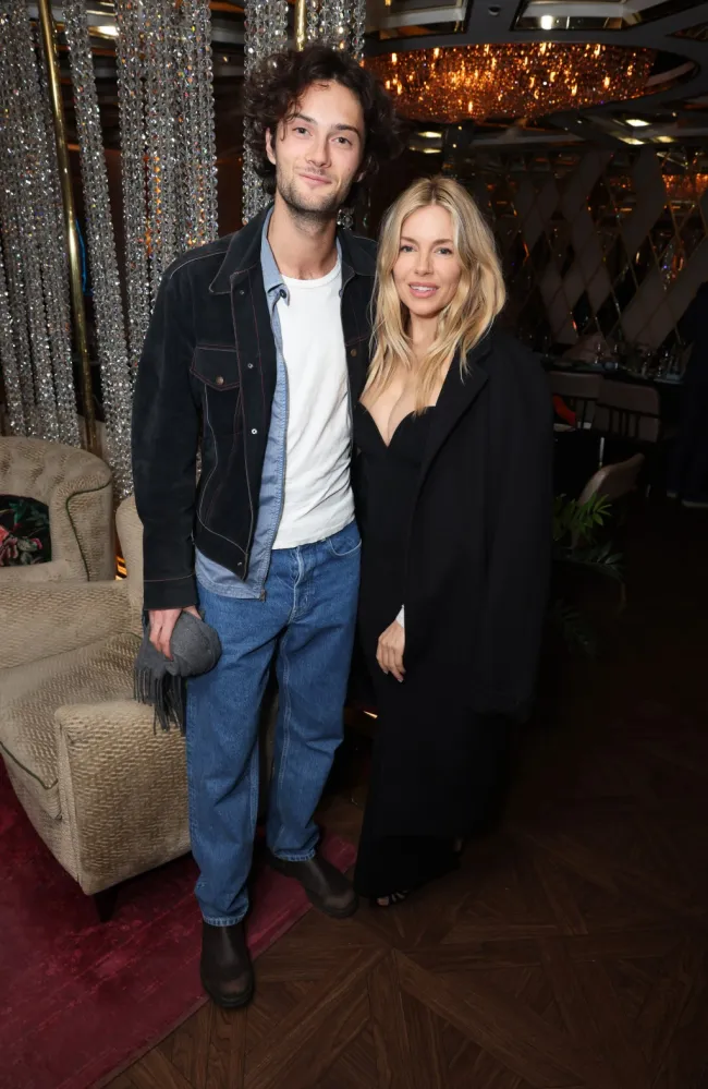 Oli Green y Sienna Miller.