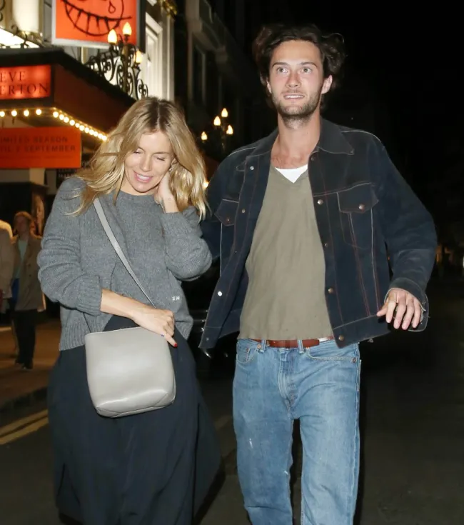 Sienna Miller y Oli Green en Londres.