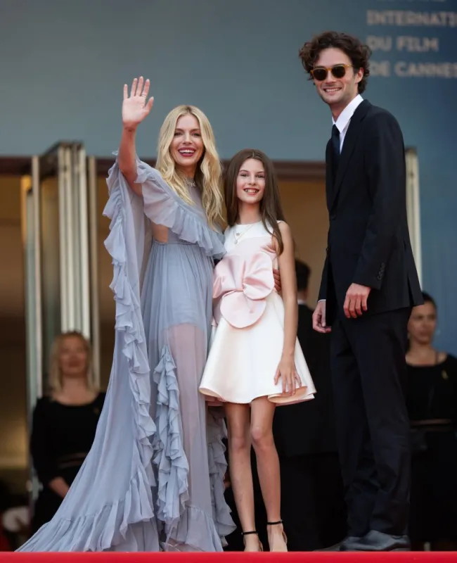 Sienna Miller y Oli Green con su hija Marlowe en Cannes.