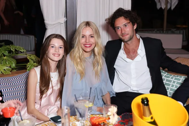 Sienna Miller y Oli Green con su hija Marlowe en Cannes.