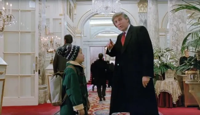 Donald Trump y Macaulay Culkin, en el Hotel Plaza, en una escena de 