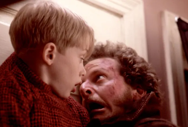 Macauley Culkin y Daniel Stern en una escena de 