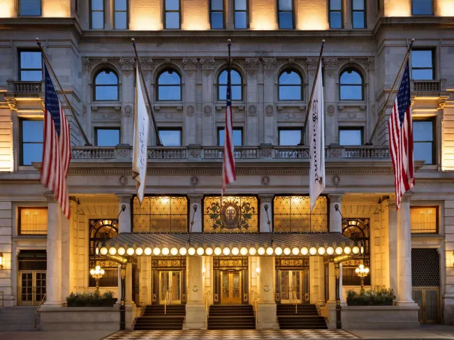 Entrada frontal exterior del Hotel Plaza de la ciudad de Nueva York.