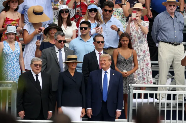 Melania Trump y Donald Trump en la graduación de Barron Trump.