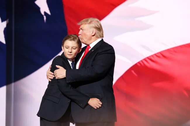 Donald Trump besando a Barron Trump.