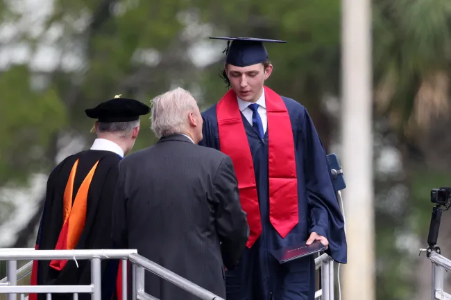 Barron Trump en su graduación de la escuela secundaria.