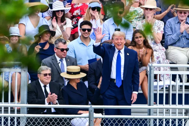 Donald Trump saludando en la graduación de la escuela secundaria de Barron Trump.