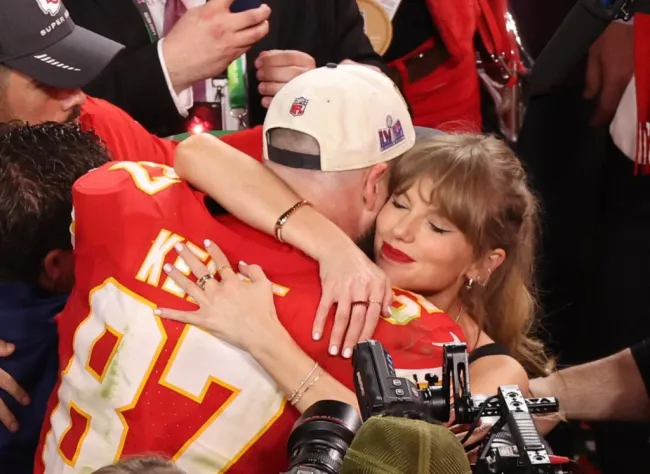Taylor Swift con Travis Kelce abrazándose.
