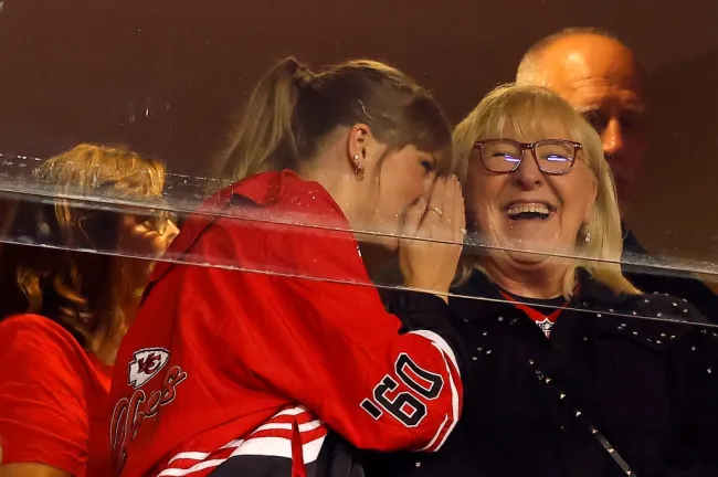 Taylor Swift susurrando al oído de Donna Kelce.