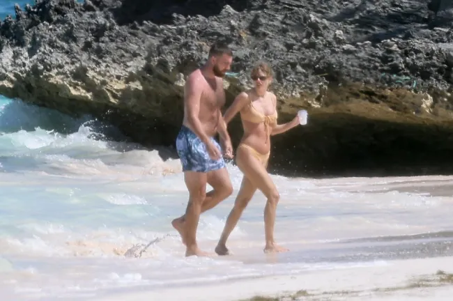 Taylor Swift y Travis Kelce en las Bahamas.