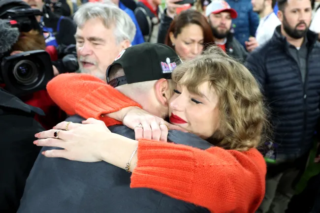Taylor Swift y Travis Kelce abrazándose.