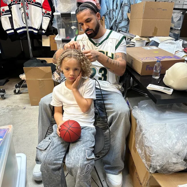 Drake y su hijo Adonis.