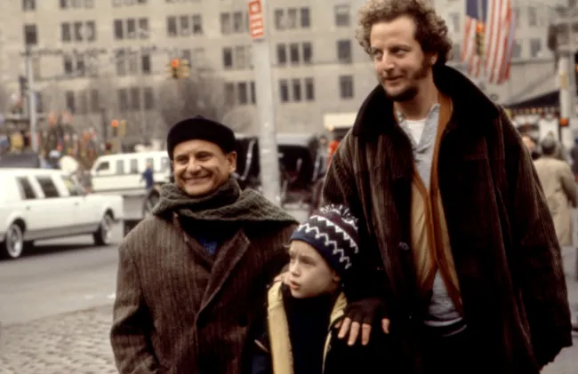 Joe Pesci, Macaulay Culkin, Daniel Stern en una escena de 