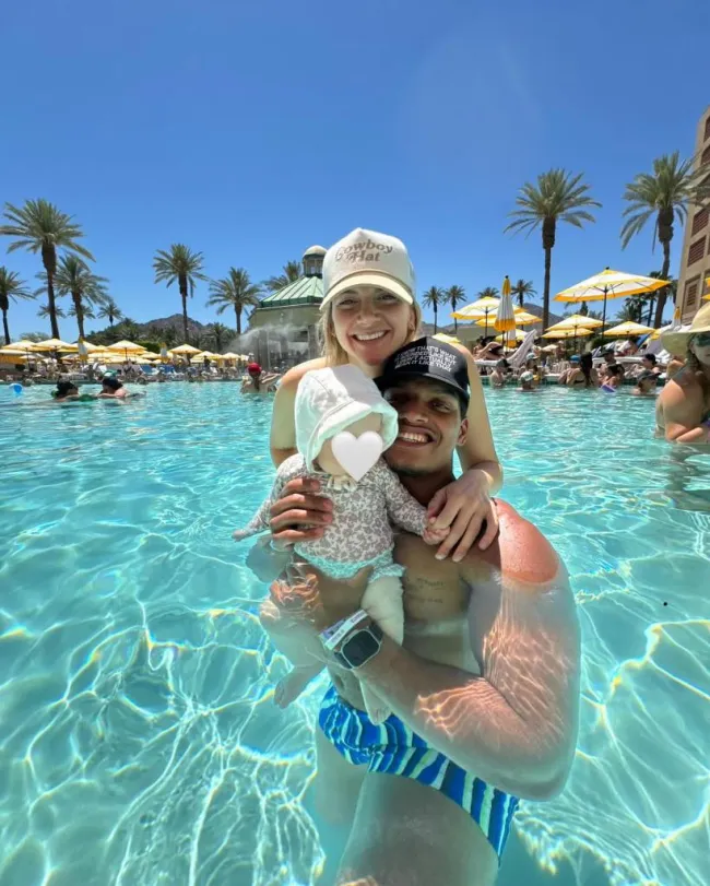 Allison Kucharczyk, Isaac Rochell y su hija en la piscina.