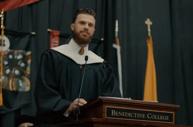 Harrison Butker hablando durante la graduación.