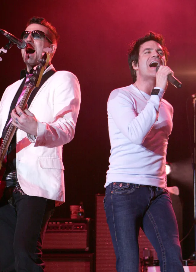 Charlie Colin y Pat Monahan de Train actuando