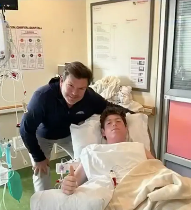 Bret Baier inclinado sobre su hijo Paul, que está en una cama de hospital.