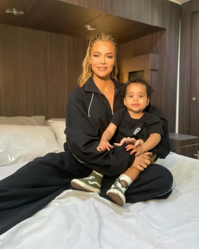 Khloé Kardashian sosteniendo a su hijo Tatum