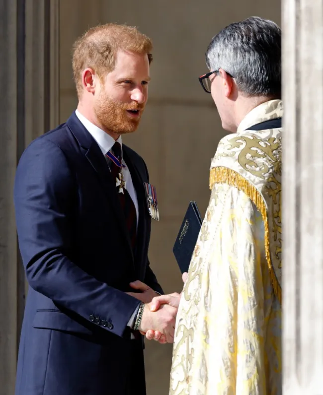 El Príncipe Harry le da la mano al Reverendo Andrew Tremlett.