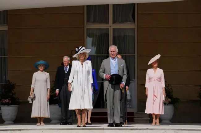 El rey Carlos y la reina Camilla, de pie con el duque y la duquesa de Edimburgo (derecha) y el duque y la duquesa de Gloucester (izquierda) mientras escuchan el Himno Nacional.