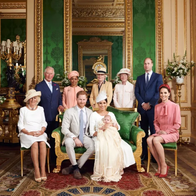 El Príncipe Harry y Meghan (al frente, C) con su hijo Archie y (LR) la Reina Camilla, el Rey Carlos, Doria Ragland, Lady Jane Fellowes, Lady Sarah McCorquodale, el Príncipe William y Kate Middleton en el Salón Verde del Castillo de Windsor.