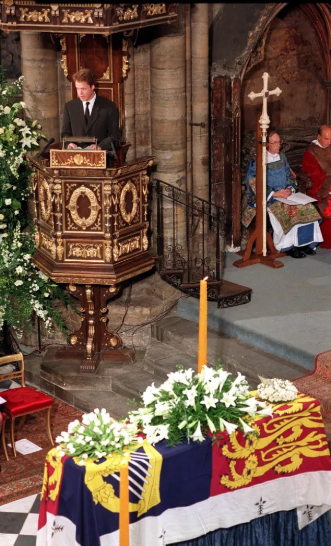 Earl Spencer en un púlpito frente al ataúd de Diana, Princesa de Gales