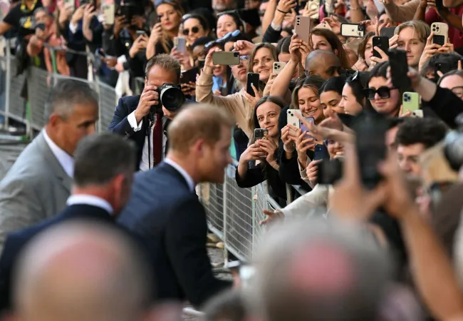 El príncipe Harry saluda a una multitud