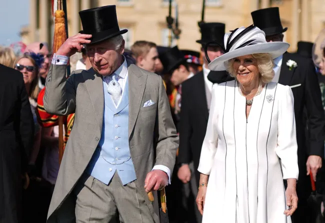 El rey Carlos III y la reina Camilla en su fiesta en el jardín del Palacio de Buckingham.