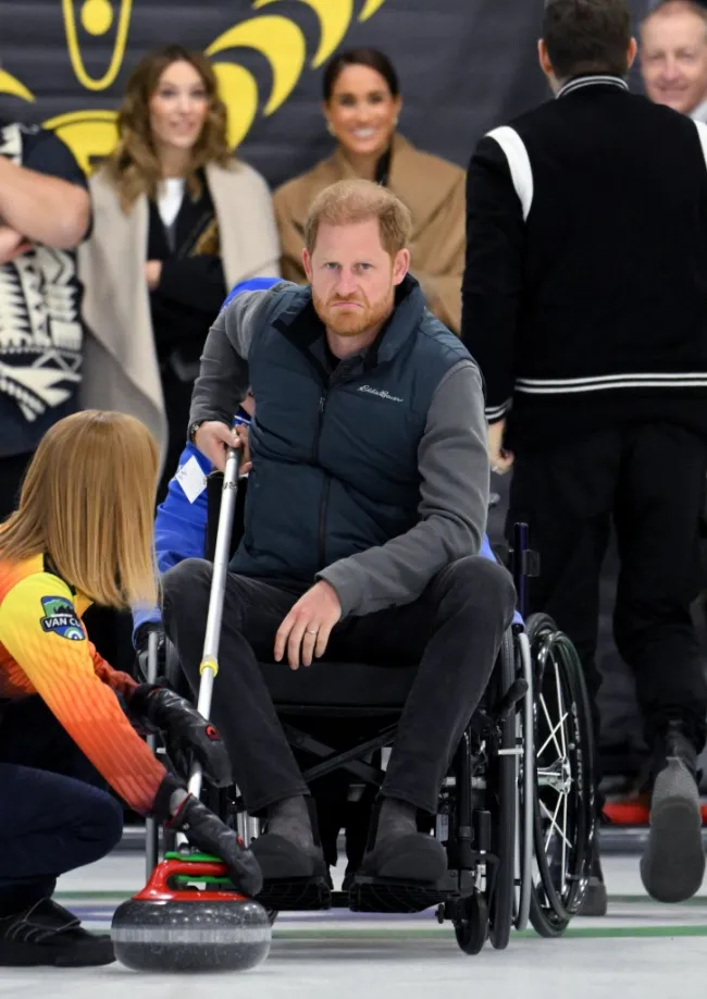 El príncipe Harry se sienta en una silla de ruedas mientras practica para los Juegos Invictus.