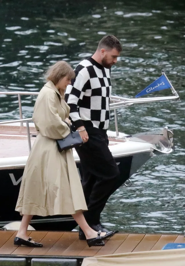 Travis Kelce y Taylor Swift en el lago Como.