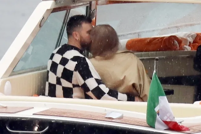 Travis Kelce y Taylor Swift en un barco.