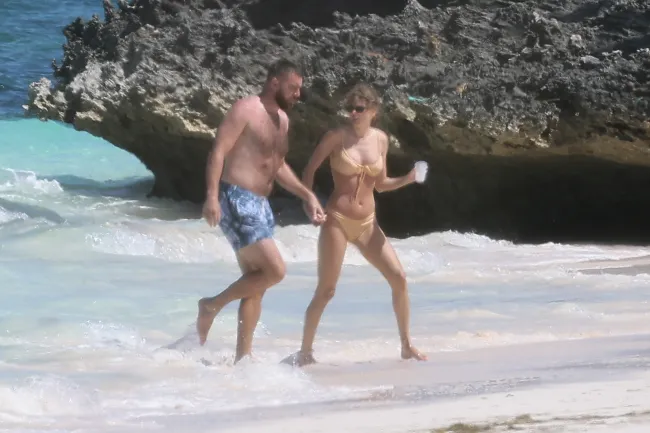 Travis Kelce y Taylor Swift en las Bahamas.