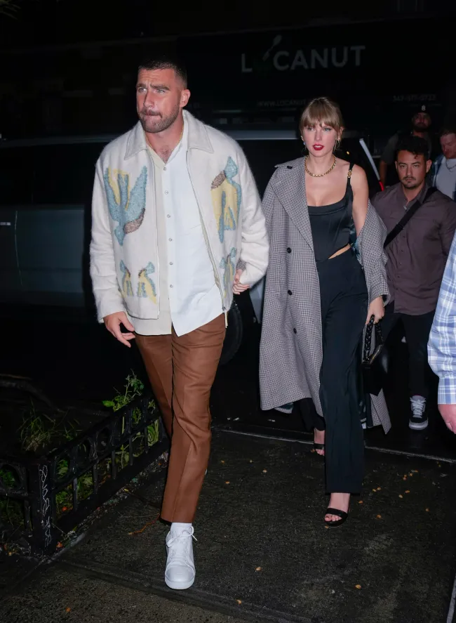 Travis Kelce y Taylor Swift tomados de la mano.