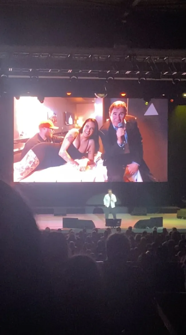 Nick Kroll con Richard Kind y Becca Calb en Netflix Is A Joke Festival.