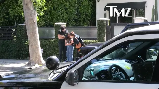 Kyle Richards y su hija Farrah Aldjufrie hablando con agentes de LAPD.
