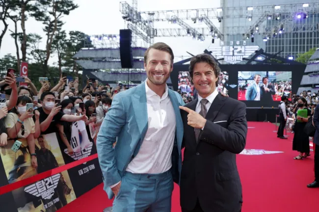 Tom Cruise y Glen Powell